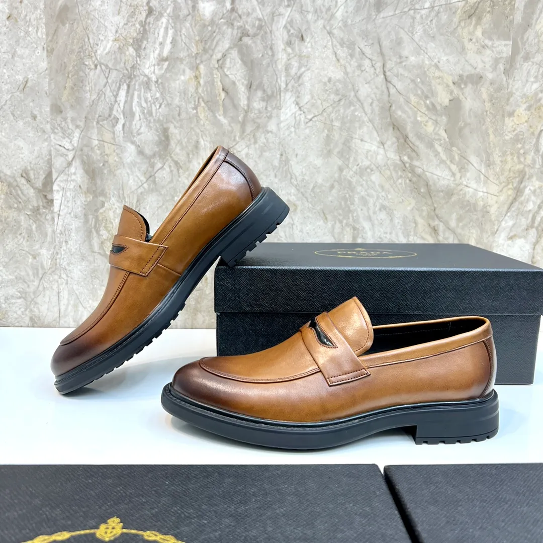 Original order quality: P580 Brand: PRADA (Prada) Standard code: Men's size 38/44 (45 can be customized) Grade: Same style as the official website High-quality men's shoes Material: Original cowhide Water-dyed cowhide lining Rubber outsole Style categories: Men's fashionable formal leather shoes Slip-on men's shoes series Young fashion European and American trends British style Top luxury Color: Actual picture